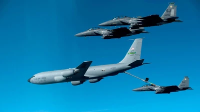 Một máy bay tiếp dầu KC-135 Stratotanker của Không quân Mỹ đang tiếp nhiên liệu trên không cho tiêm kích F/A-18F Super Hornet của Hải quân Mỹ trên bầu trời Trung Đông trong chiến dịch Epic Fury, minh họa cho hoạt động hỗ trợ tiếp dầu trên không phối hợp giữa các lực lượng. Hoạt động này giúp kéo dài thời gian hoạt động của tiêm kích, duy trì nhịp độ không kích và tăng thời gian hiện diện trên khu vực tác chiến cho các nhiệm vụ chiến đấu. (Nguồn ảnh: Bộ Quốc phòng Mỹ)