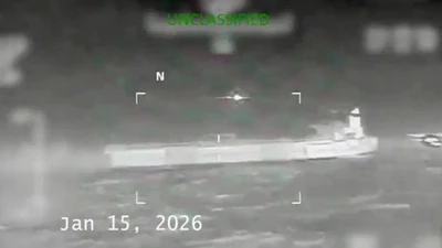 Hành động này diễn ra trên vùng biển quốc tế và do một đội chiến thuật của Lực lượng Bảo vệ Bờ biển Mỹ thực hiện; các quân nhân đổ bộ xuống tàu bằng dây từ trên cao, cho thấy phương thức tiếp cận có sự hỗ trợ của trực thăng. (Nguồn ảnh: X/Kristi Noem)