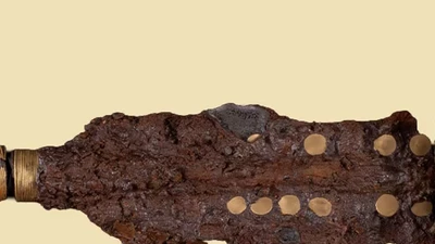 Khám phá vũ khí sắt trang trí vàng hiếm có tại Đan Mạch