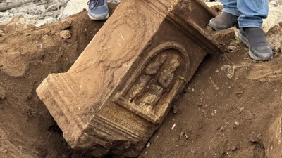 Bia mộ La Mã cổ đại lộ diện nhờ người chăn dê