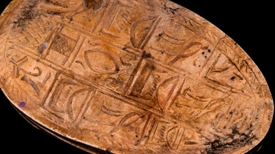 Bé gái 3 tuổi bất ngờ nhặt được tượng đá bọ hung 3.800 năm