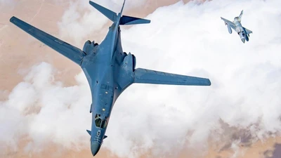 Máy bay ném bom B-1B với tiêm kích Qatar hộ tống.