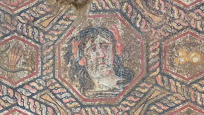 Tranh khảm hé lộ phụ nữ đội kẹp tóc càng cua bí