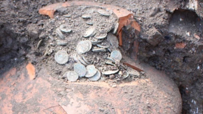 Ba kho báu tiền xu La Mã cổ vừa được phát hiện