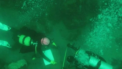 Những chiếc bình kỳ lạ dưới hồ thiêng Maya ẩn chứa điều gì bí mật?