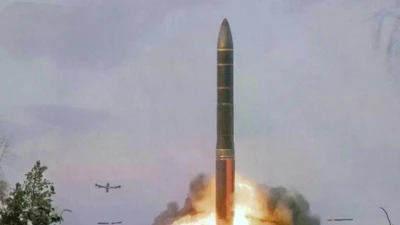 Topol-M, tên lửa đạn đạo xuyên lục địa đầu tiên do Nga phát triển sau khi Liên Xô tan rã, đã được biên chế vào tháng 12 năm 2000 trong Lực lượng Tên lửa Chiến lược, với tầm hoạt động khoảng 11.000 km. (Nguồn ảnh: Bộ Quốc phòng Nga)