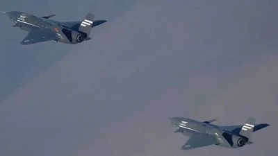 Hai máy bay chiến đấu không người lái Kizilelma của Baykar được chụp lại giữa lúc bay đội hình gần hoàn toàn tự động lần đầu tiên trên thế giới, đánh dấu một cột mốc lịch sử trong hàng không toàn cầu vào ngày 28/12/2025. (Nguồn ảnh: Baykar)