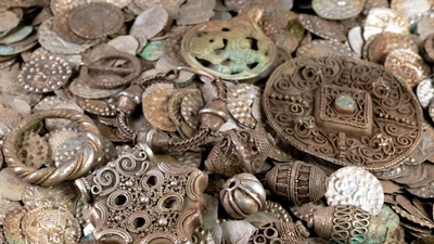 Kho báu bạc thời Trung cổ chôn giấu suốt 800 năm bất ngờ lộ diện