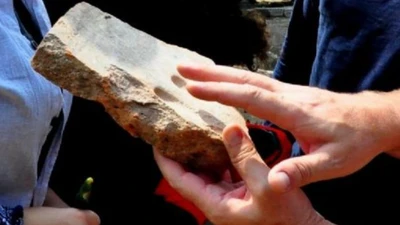 Khám phá dấu tay cổ đại tại thành phố Aigai, Hy Lạp