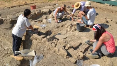 Phát hiện ba kiếm đồng 3.200 năm hé lộ bí mật chiến binh Hy Lạp cổ