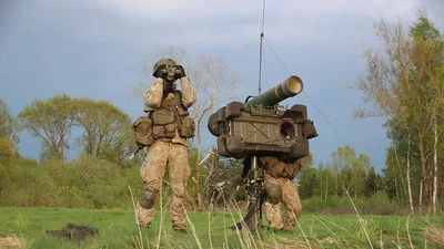 Bolide là loại tên lửa dẫn đường bằng laser, tốc độ cao thế hệ mới nhất được sử dụng trong hệ thống phòng không RBS 70. Được thiết kế để đối phó các mối đe dọa đường không hiện đại, tên lửa này có tầm bắn lên tới 9 km, miễn nhiễm với gây nhiễu điện tử và có thể đánh chặn UAV, trực thăng cũng như máy bay phản lực tốc độ cao với độ chính xác rất cao. (Nguồn ảnh: Wikimedia)