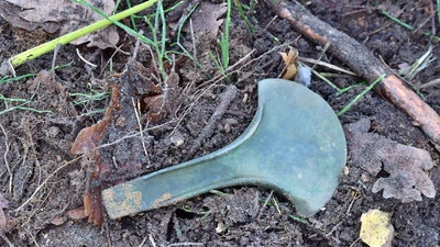 Rìu cổ thời kỳ tiền sử được khai quật tại rừng Starogard, Ba Lan