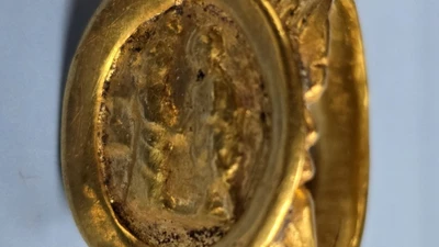 Chiếc nhẫn cưới khắc hình cặp đôi thời La Mã cổ đại 