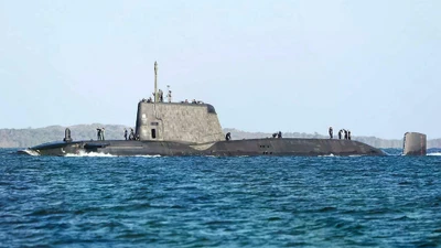 Tàu ngầm hạt nhân tấn công HMS Anson (S123) của Hải quân Hoàng gia Anh neo tại cảng. Đây là tàu ngầm lớp Astute, có khả năng mang tên lửa hành trình Tomahawk và thực hiện các nhiệm vụ răn đe, tấn công tầm xa.