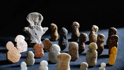 Bí ẩn hàng chục bức tượng thần 4.500 tuổi xếp quanh lò sưởi