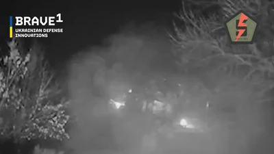 Ukraine lần đầu tiên hạ được xe bọc thép Nga bằng xe robot mặt đất