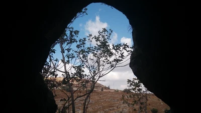 Khai quật hang Tinshemet hé lộ nghi lễ mai táng từ 100.000 năm trước