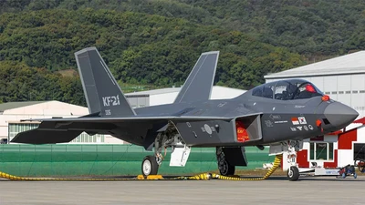 Tiêm kích KF-21 Boramae của Hàn Quốc được trưng bày tĩnh tại triển lãm DX Korea 2023 ở Seoul, qua đó giới thiệu chương trình tiêm kích nội địa mới nhất của quốc gia này tới cộng đồng quốc tế. Việc xuất hiện công khai của máy bay nhấn mạnh mức độ sẵn sàng cho sản xuất hàng loạt và xuất khẩu. (Nguồn ảnh: Wikimedia)