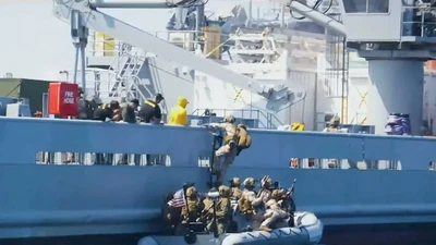 Các binh sĩ Thủy quân lục chiến Mỹ thuộc Lực lượng Nhiệm vụ Đặc biệt Hàng hải (Maritime Special Purpose Force) của Đơn vị Viễn chinh Thủy quân lục chiến số 22 (22nd MEU) tiến hành huấn luyện đánh chặn trên biển khi đang làm nhiệm vụ trên vùng biển Caribe, thực hành các quy trình đổ bộ, kiểm soát tàu từ xuồng cao tốc thân cứng (RHIB). (Nguồn ảnh: tài khoản X của 22nd MEU)