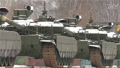 Các xe tăng chiến đấu chủ lực T-90M Proryv mới sản xuất được xếp lên các toa tàu phẳng tại cơ sở Nizhny Tagil của Uralvagonzavod, trên đường bàn giao cho các đơn vị Lục quân Nga, tháng 12/2025. Lô bàn giao này nhấn mạnh việc Nga vẫn duy trì sản xuất xe bọc thép bất chấp các lệnh trừng phạt quốc tế. (Nguồn ảnh: Uralvagonzavod)