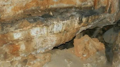 Hang động 3.600 năm tuổi chứa bàn thờ và bức tường cổ kỳ lạ