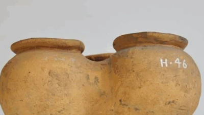 Bình gốm ba ngăn bí ẩn từ thời La Mã được khai quật ở Carlisle