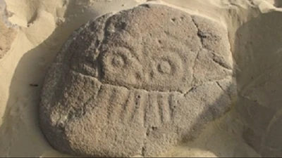 Khối đá cổ 7.700 năm với hình mặt người bí ẩn được khai quật tại Mông Cổ