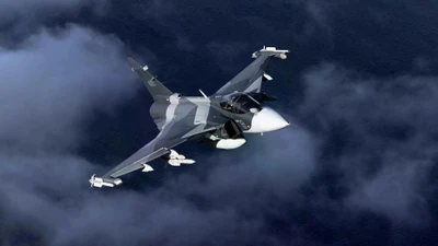 Tiêm kích Gripen E được thiết kế để có thể hoạt động từ các căn cứ phân tán và chưa được chuẩn bị hoàn chỉnh, bao gồm đường bộ hoặc đường băng ngắn. Lựa chọn thiết kế này bắt nguồn từ mô hình bảo đảm kỹ thuật và thời gian quay vòng khai thác, cho phép máy bay tiếp nhiên liệu và tái vũ trang trong chưa đầy 15 phút đối với các nhiệm vụ không chiến. (Nguồn ảnh: Saab)