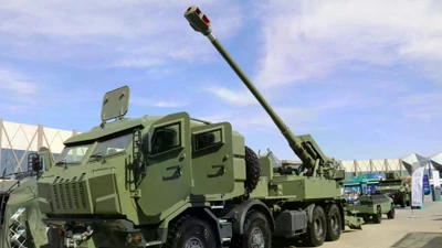 Phiên bản mới nhất của pháo tự hành 155 mm 2S22 Bohdana do Ukraine sản xuất, được trưng bày tại Triển lãm Quốc phòng Thế giới 2026 ở Ả Rập Xê Út. Hệ thống này sử dụng khung gầm Tatra 8x8 và cabin kíp chiến đấu bọc giáp do Ukraine tự sản xuất, thể hiện cấu hình tiên tiến nhất đã được tôi luyện qua thực chiến của hệ thống pháo chủ lực hàng đầu của Ukraine. (Nguồn ảnh: Army Recognition Group)