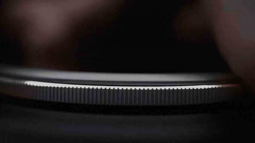 Điểm nhấn của thiết bị này là cụm camera có vòng xoay vật lý, cho phép người dùng vặn để thu phóng hoặc chỉnh sáng, mang lại trải nghiệm thao tác như trên máy ảnh chuyên nghiệp.