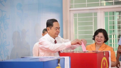 Lãnh đạo TP HCM cùng cử tri đến các điểm bỏ phiếu từ sáng sớm 15/3