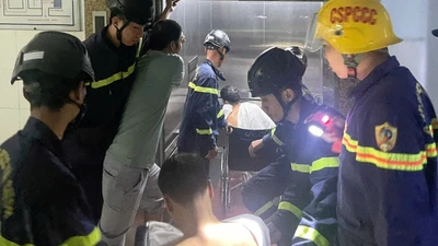 Giải cứu 2 bệnh nhân và 1 nhân viên y tế mắc kẹt trong thang máy bệnh viện ở Đà Nẵng