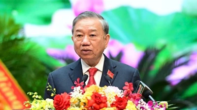 Quân đội Nhân dân vững bước dưới cờ Đảng quang vinh