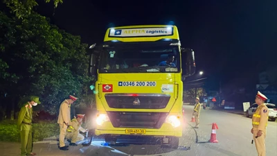 Công an TP Huế tăng cường xử lý phương tiện vận tải vi phạm dịp cuối năm