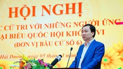 Ông Vũ Văn Tiến với các cử tri.