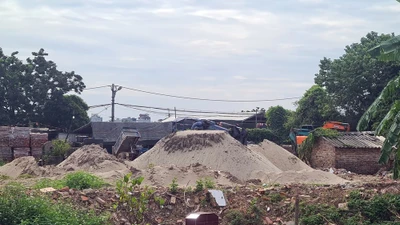 Bãi tập kết vật liệu xây dựng nhếch nhác, ô nhiễm tràn lan ở Tây Tựu
