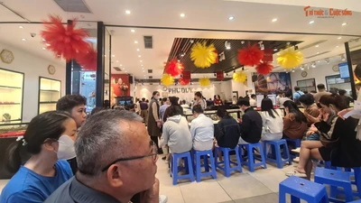 Vàng giảm tiếp, người dân Hà Nội xếp hàng chờ 'bắt đáy' từ sớm