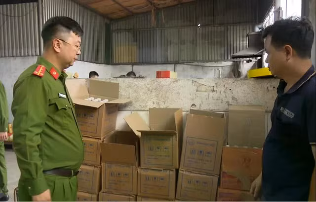 Cơ quan chức năng kiểm tra cơ sở sản xuất giấm tại Công ty TNHH MTV Tuấn Hằng. Ảnh:CA/Nguồn VTV