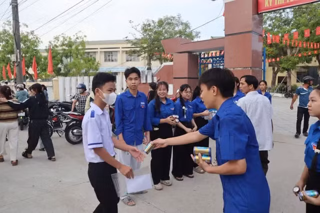 Thí sinh đến điểm dự thi. Ảnh GD&amp;TĐ