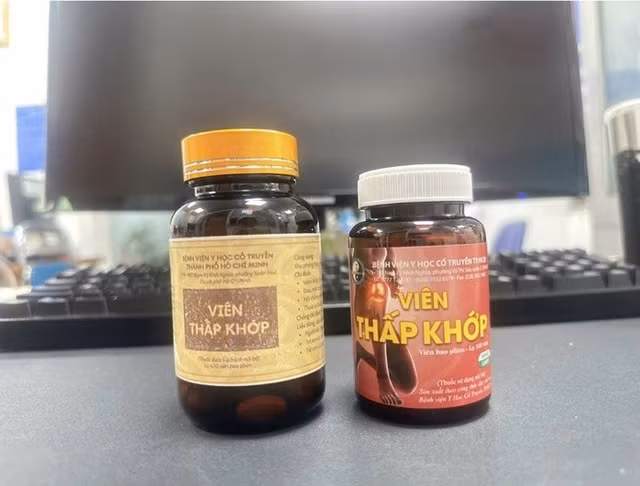 Thuốc giả (trái) nhái sản phẩm thật (phải) của Bệnh viện Y học cổ truyền TP HCM (Ảnh bệnh viện cung cấp)/ Ảnh nguồn NLĐ