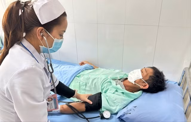 Bệnh nhân nghi ngộ độc đang được chăm sóc, điều trị tại Bệnh viện đa khoa tỉnh Lâm Đồng. Ảnh nguồn SGGP