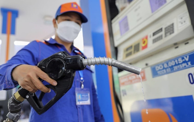 Giá xăng dầu hôm nay tăng cao, chi phí vận hành của nhiều ngành bị đẩy lên. Ảnh minh họa/Nguồn thegioitiepthi.danviet.vn