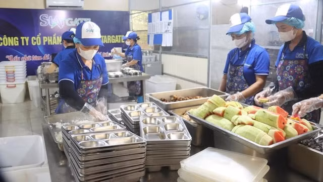 Đoàn kiểm tra liên ngành ATTP xã Đại Xuyên kiểm tra công tác bảo đảm vệ sinh an toàn thực phẩm tại các cơ sở cung cấp suất ăn cho học sinh. Ảnh Thu Nghĩa/ Nguồn thanhtra.com.vn