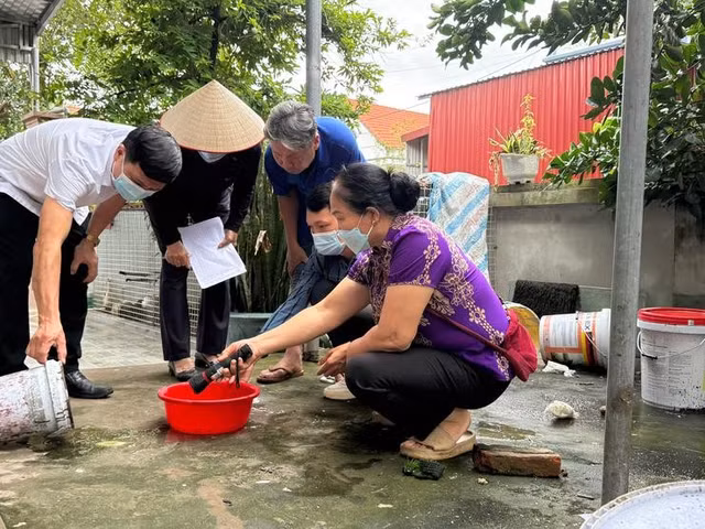 Mỗi gia đình hãy dành ít nhất 10 phút mỗi tuần để vệ sinh môi trường, kiểm tra và loại bỏ các ổ bọ gậy trong các vật dụng chứa nước.