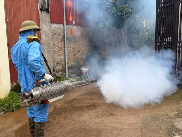 Các địa phương chủ động phun hóa chất phòng chống sốt xuất huyết. Ảnh SYT Hà Nội