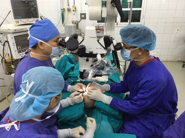 TS.BS Đào Văn Giang cùng ê-kíp phẫu thuật 10 năm trước. Ảnh BV