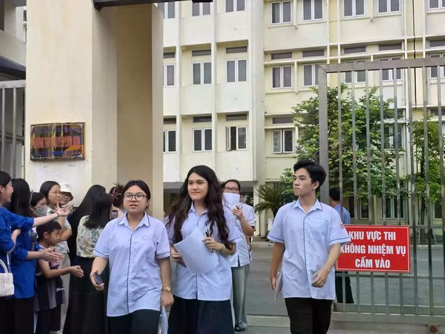 Các thí sinh thi lớp tại Trường THPT chuyên Lam Sơn. Ảnh HDmnguồn danviet.vn