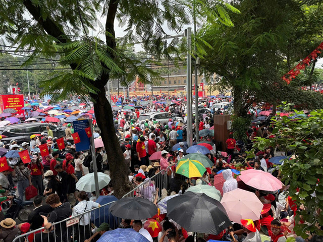 6h30 sáng 2/9, Lễ diễu binh, diễu hành kỷ niệm 80 năm Cách mạng Tháng Tám thành công và Quốc khánh sẽ diễn ra ở Quảng trường Ba Đình. Ngay từ sáng 1/9, đông đảo người dân đã ngồi chật kín các khu phố Hùng Vương, đường Trần Phú.