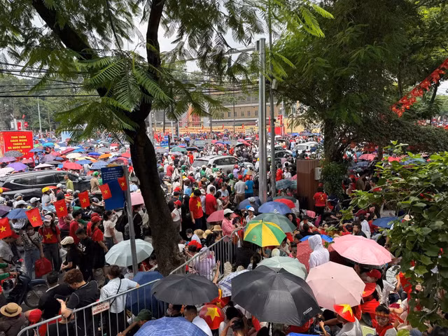 6h30 sáng 2/9, Lễ diễu binh, diễu hành kỷ niệm 80 năm Cách mạng Tháng Tám thành công và Quốc khánh sẽ diễn ra ở Quảng trường Ba Đình. Ngay từ sáng 1/9, đông đảo người dân đã ngồi chật kín các khu phố Hùng Vương, đường Trần Phú.