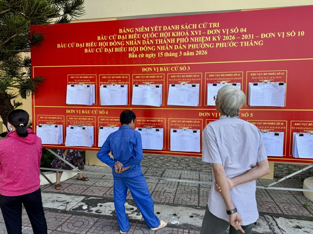 Niêm yết danh sách cử tri tại phường Phước Thắng. Ảnh VOV